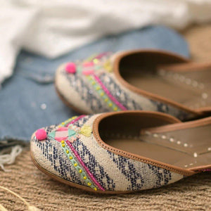 9 Stunning Juttis for Garba: Navratri 2024 - Coral Haze