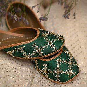 Unveiling Elegance: The Ultimate Guide to the Best Punjabi Mojari for Ladies - Coral Haze