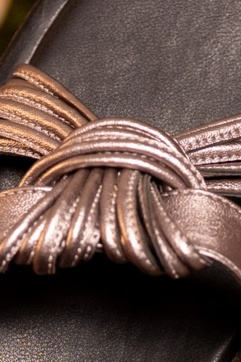 Knotted straps